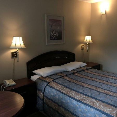 Travellers Inn Калгари Экстерьер фото