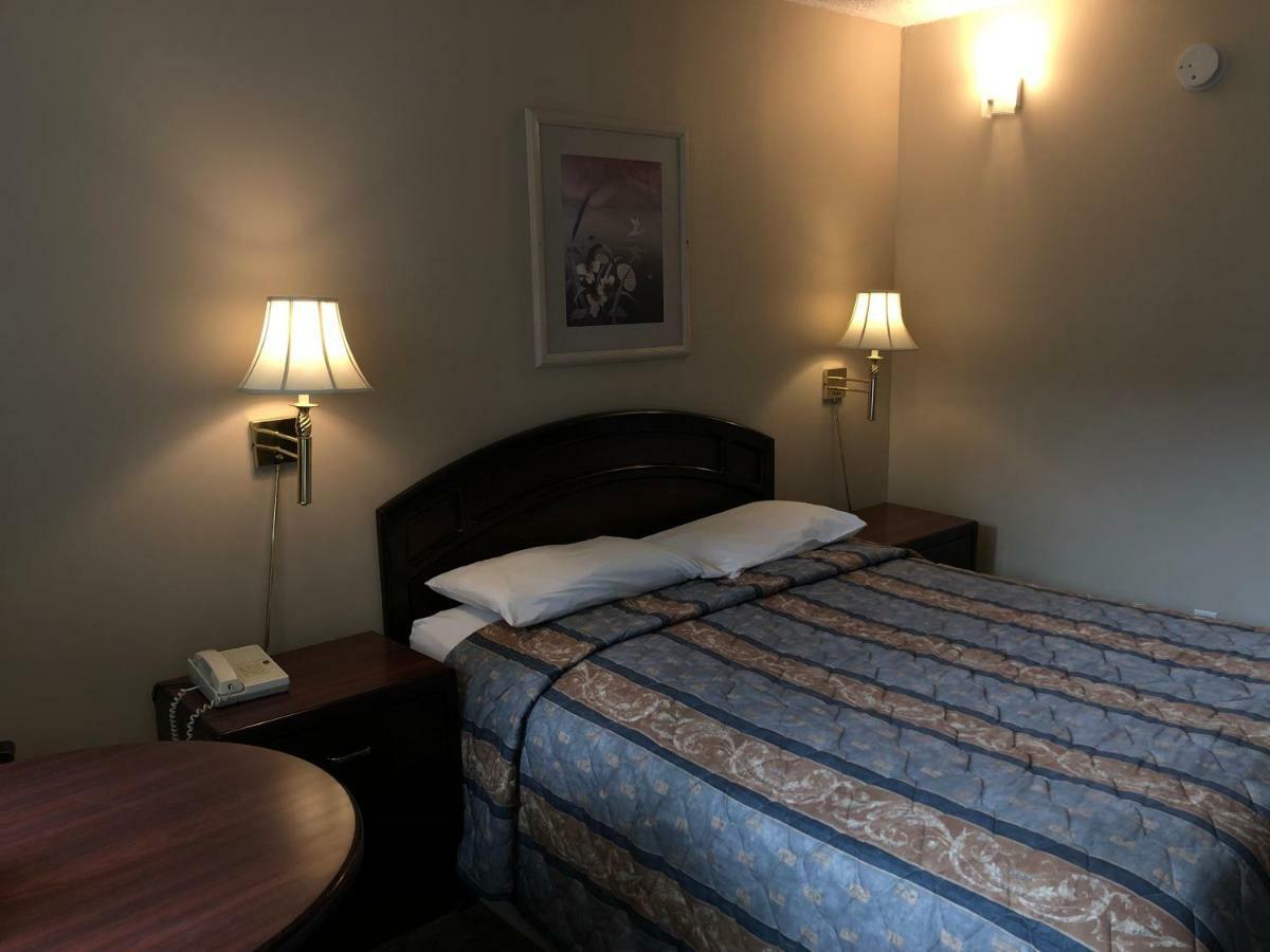 Travellers Inn Калгари Экстерьер фото
