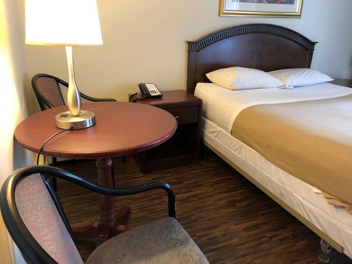 Travellers Inn Калгари Экстерьер фото
