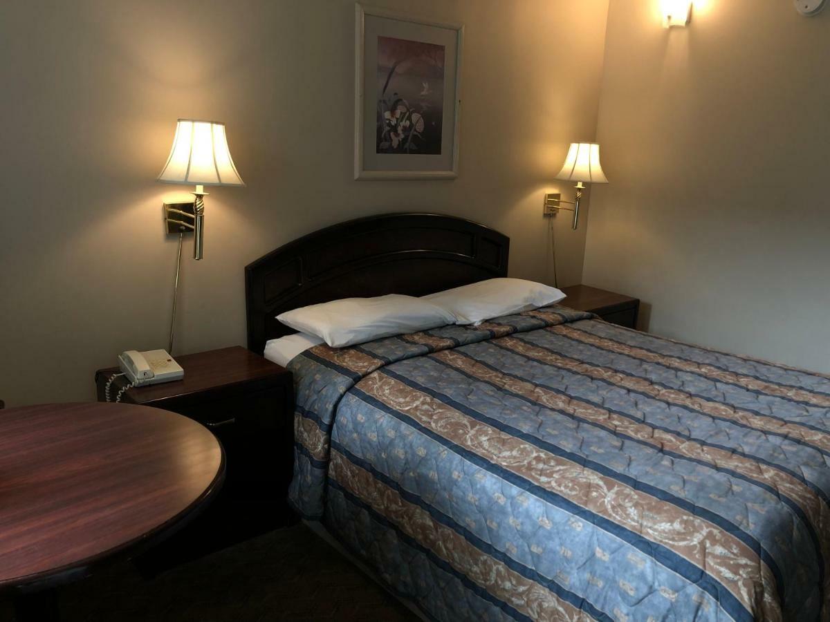 Travellers Inn Калгари Экстерьер фото