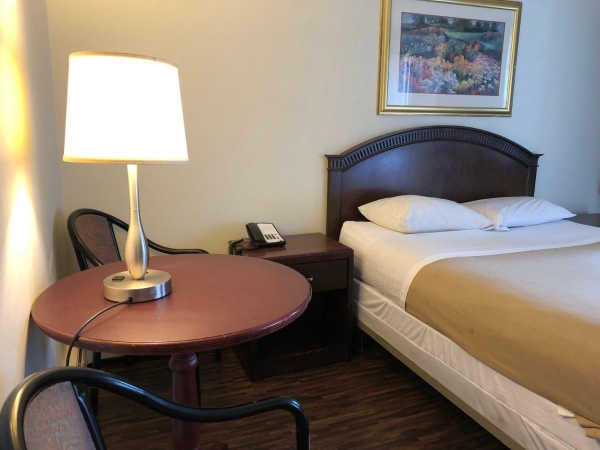 Travellers Inn Калгари Экстерьер фото