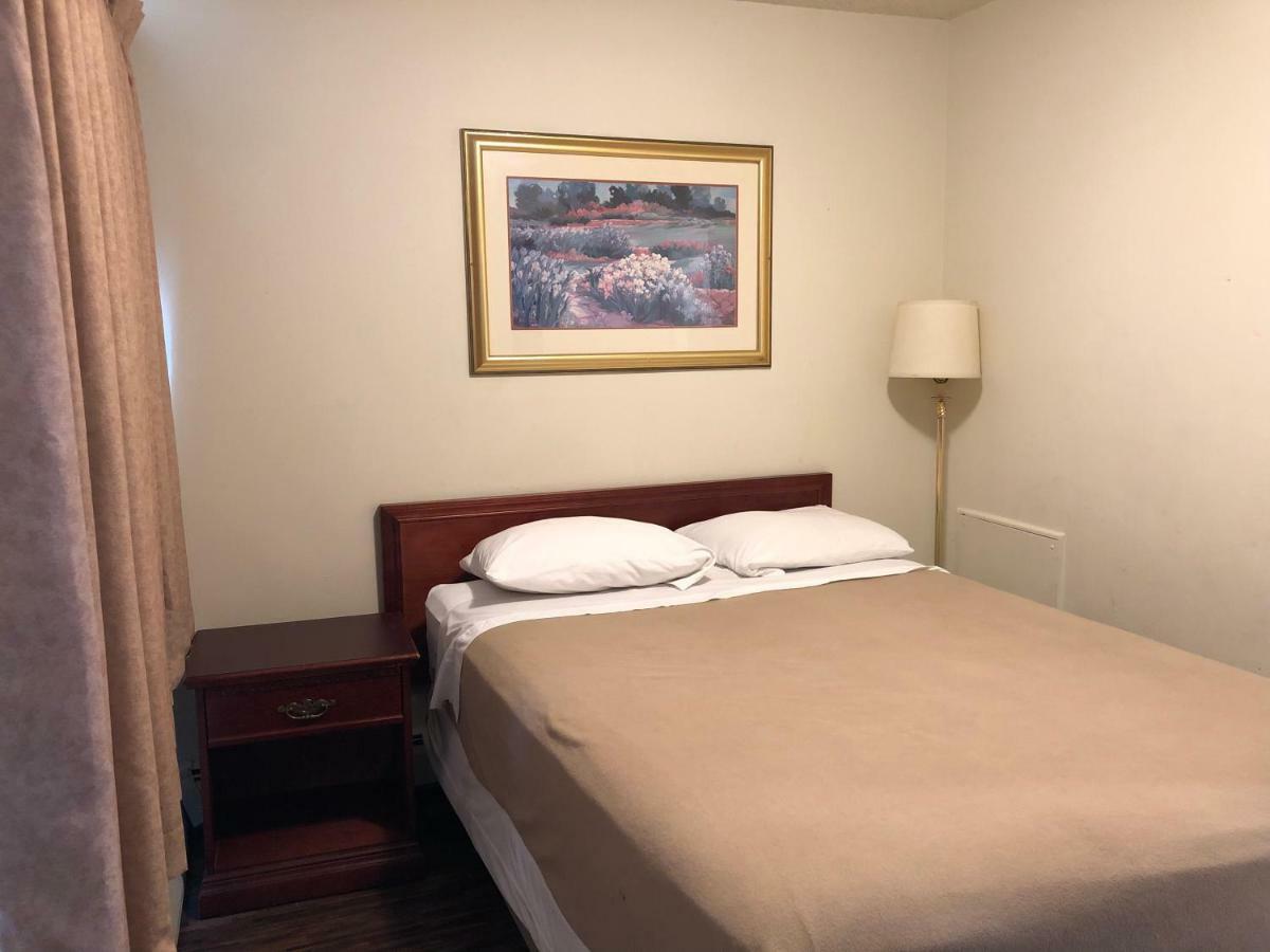 Travellers Inn Калгари Экстерьер фото